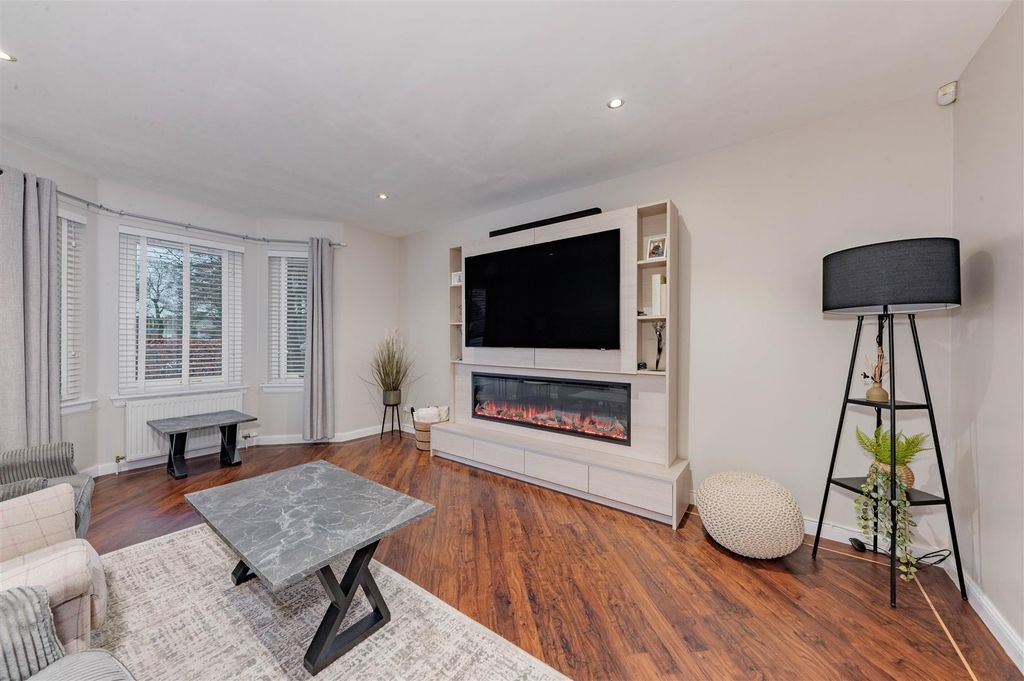 Property photo 3 of 31 7 Millburn Gardens Dundee-18.Jpg