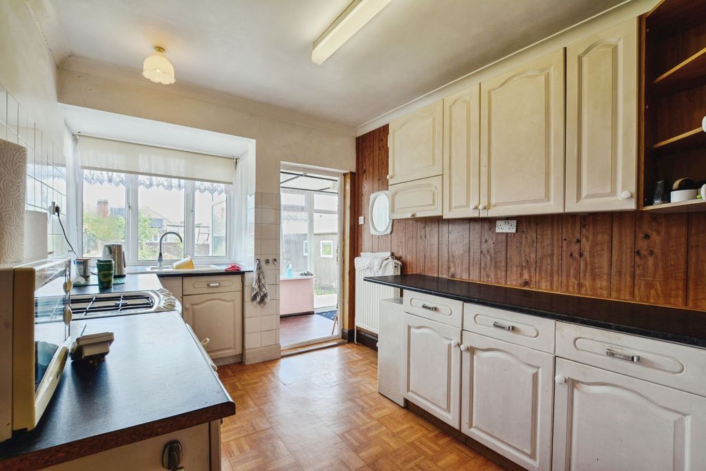 Property photo 3 of 19 Kitchen