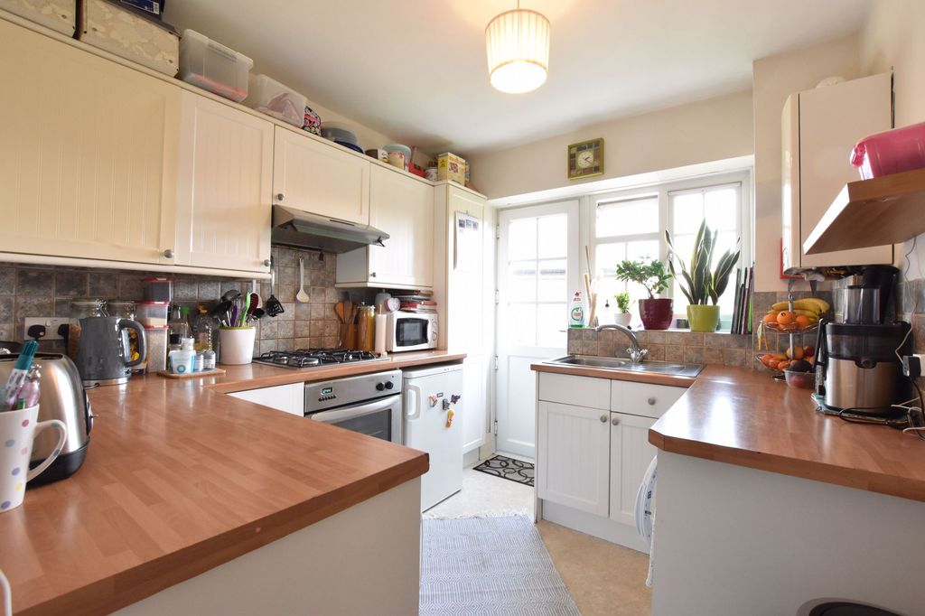 Property photo 3 of 7 Kitchen