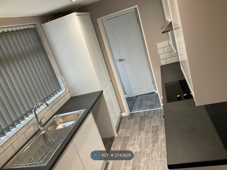 Property photo 3 of 14 Kitchen