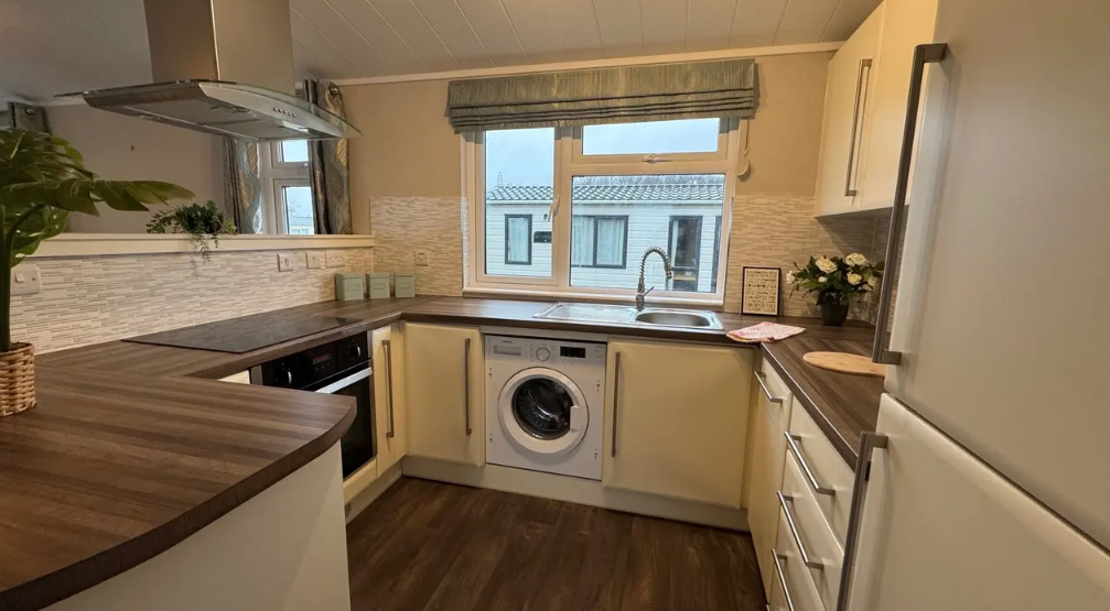 Property photo 2 of 18 Kitchen