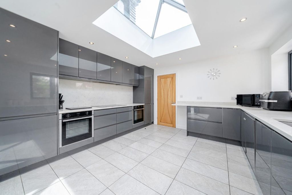 Additional image 4 of 5 bed chalet for saleDrayton Lane, Drayton, Portsmouth PO6