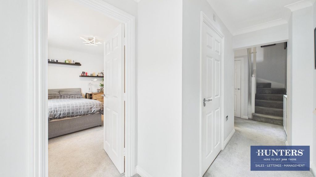 Property photo 2 of 21 Hallway