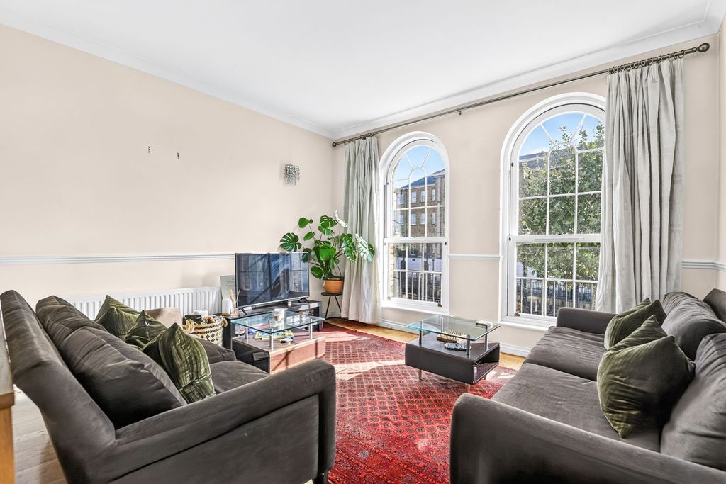 Property photo 1 of 18 Living-Room