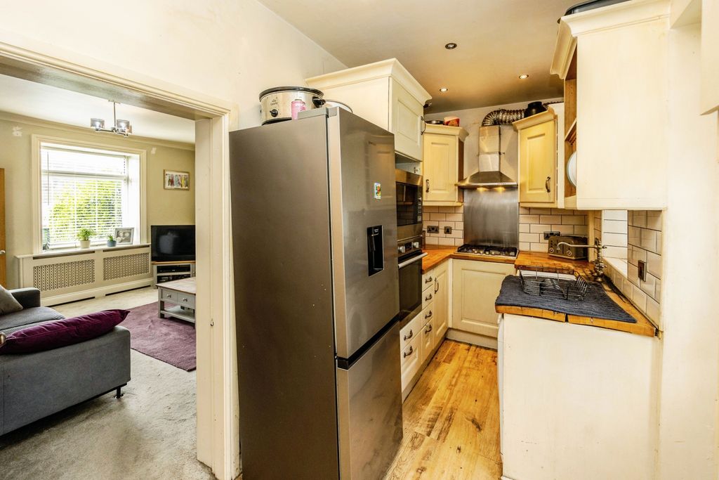 Property photo 3 of 18 Kitchen