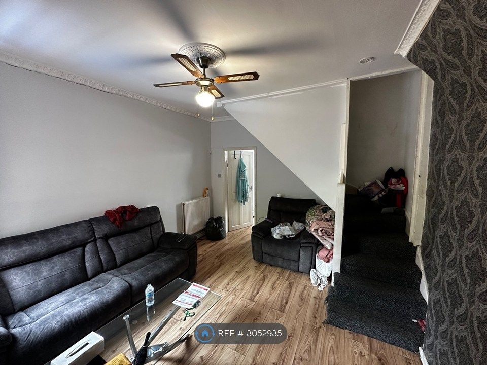 Property photo 1 of 8 Living Room