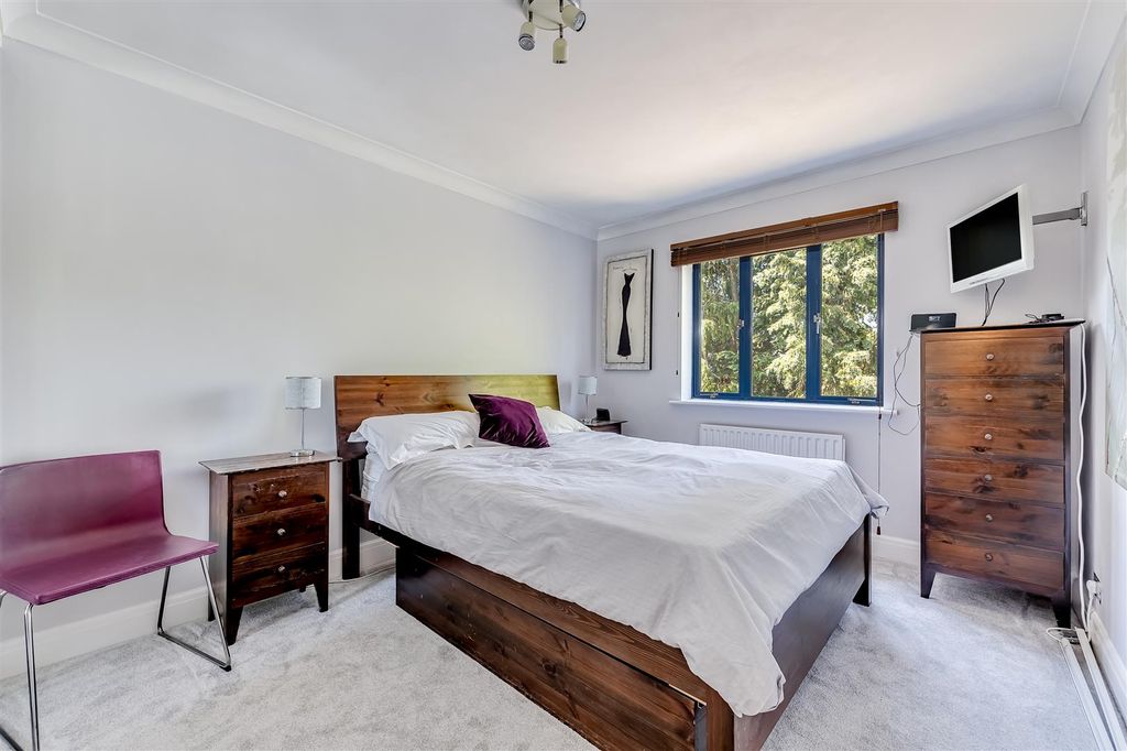 Property photo 3 of 13 Flat-Worcester-Road-Sutton-112.Jpg