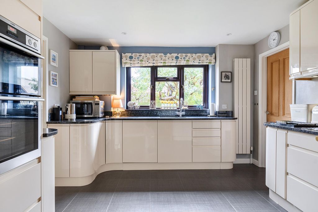 Property photo 3 of 19 Kitchen