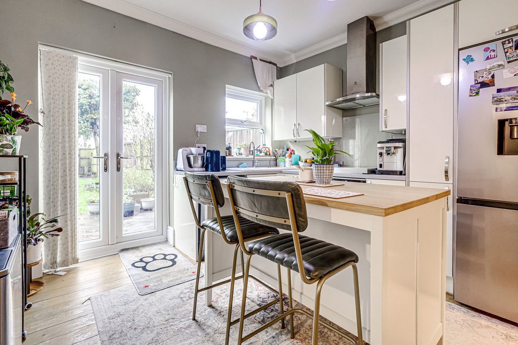 Property photo 2 of 27