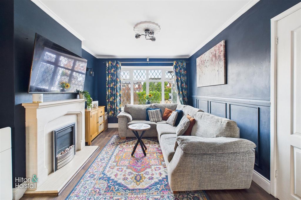 Property photo 2 of 22 Stonyhurst Close