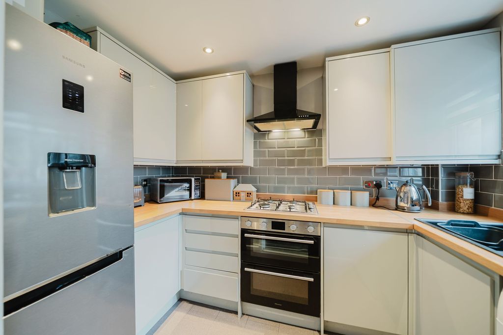 Property photo 3 of 32