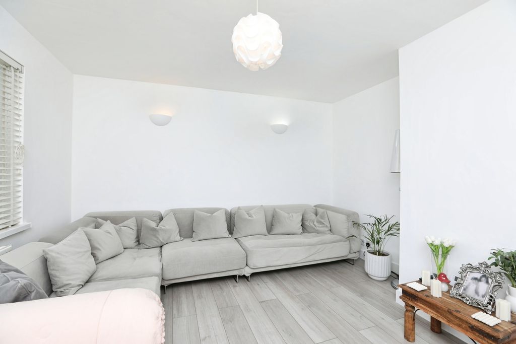 Property photo 2 of 20 Pbox-Img.Jpg