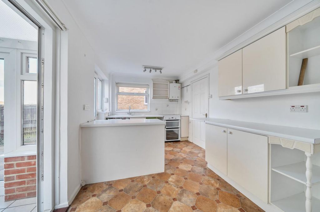 Property photo 3 of 14 10 Beresford Road (13).Jpg