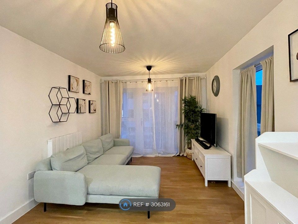 Property photo 1 of 10 Living Room