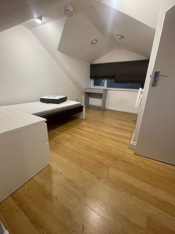 Property photo 3 of 14 A Cozy, Well-Maintained Single Bedroom With Light ...