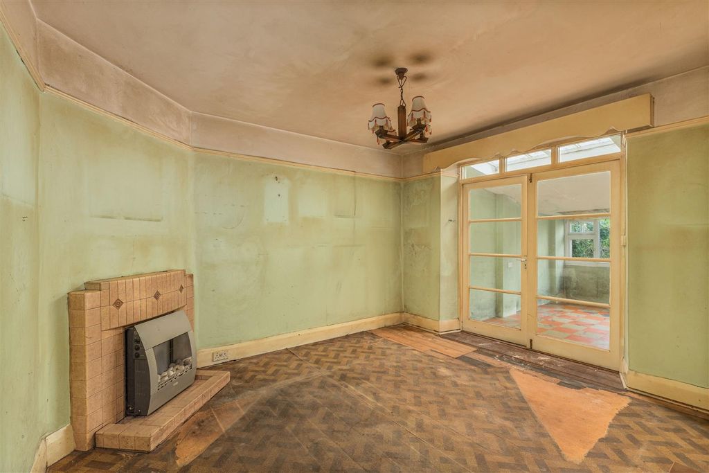 Property photo 3 of 13 6 Belgrave Crescent, Banbury-7.Jpg