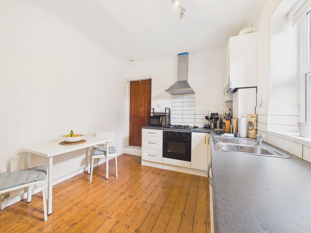 Property photo 3 of 10 Kitchen