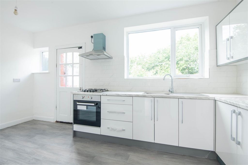 Property photo 3 of 14 Kitchen / Dining
