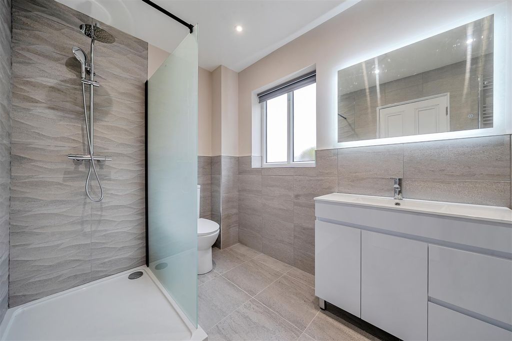 Property photo 3 of 12 Bathroom i H.Jpg