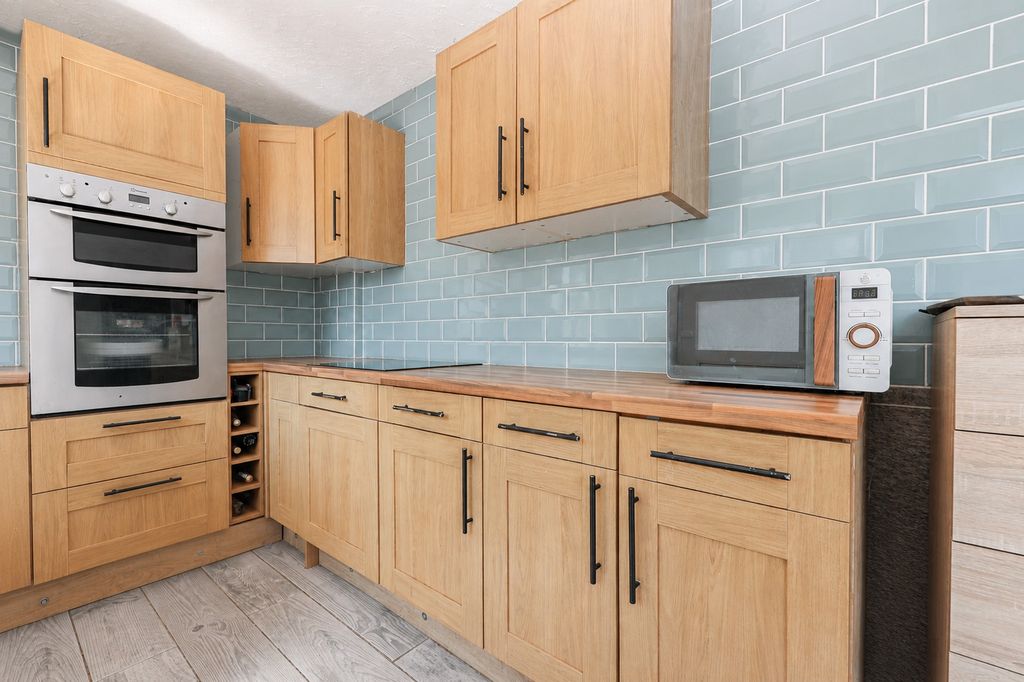 Property photo 2 of 16 5305293