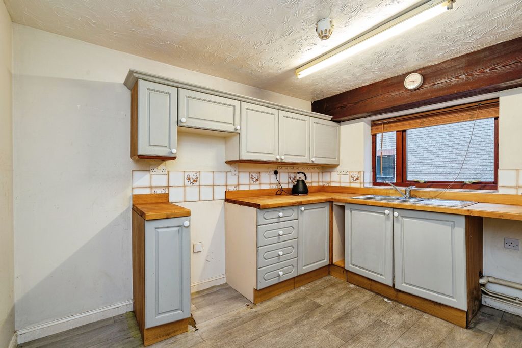 Property photo 3 of 19 Kitchen