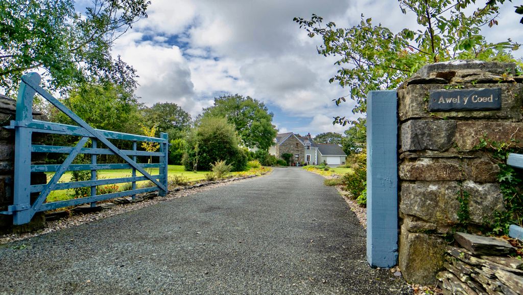 Property photo 2 of 31 Entrance Gates