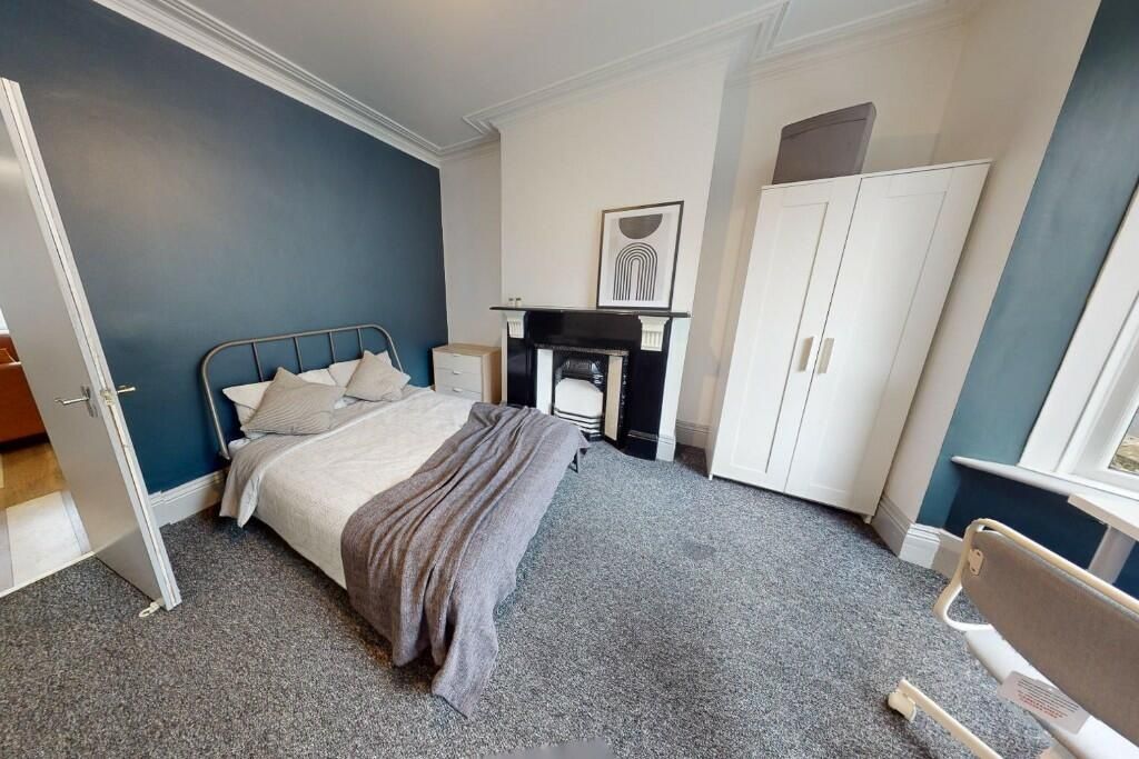 Property photo 3 of 14 A Cozy Double Bedroom Featuring A Comfortable Doub...