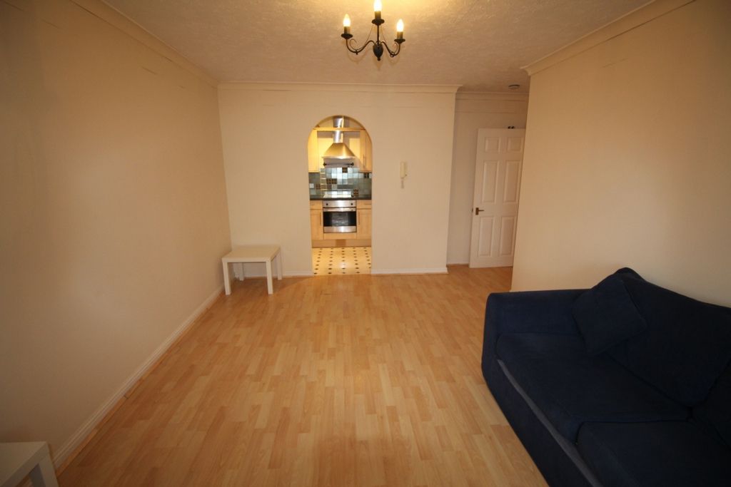 Property photo 3 of 6 Lounge