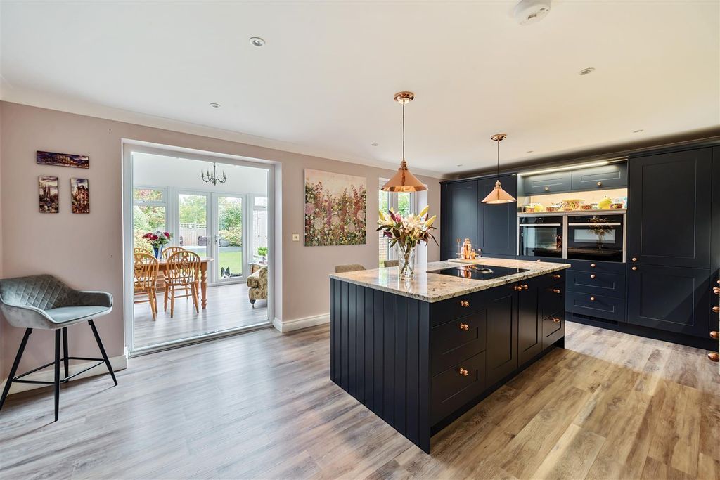 Property photo 2 of 18 Kitchen / Breakfast Room