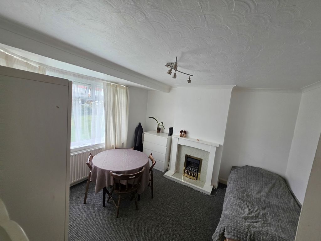 Property photo 3 of 9 Lounge Room