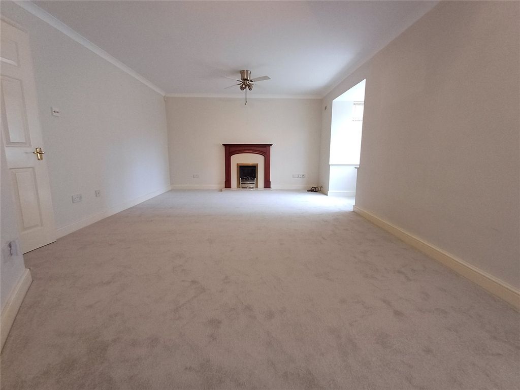 Property photo 2 of 17 Lounge