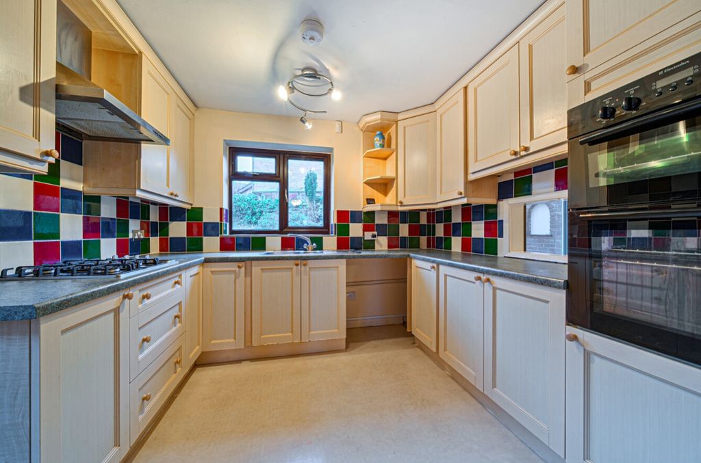 Property photo 3 of 25 1393218-8-6940592Eb1652-Arw-1