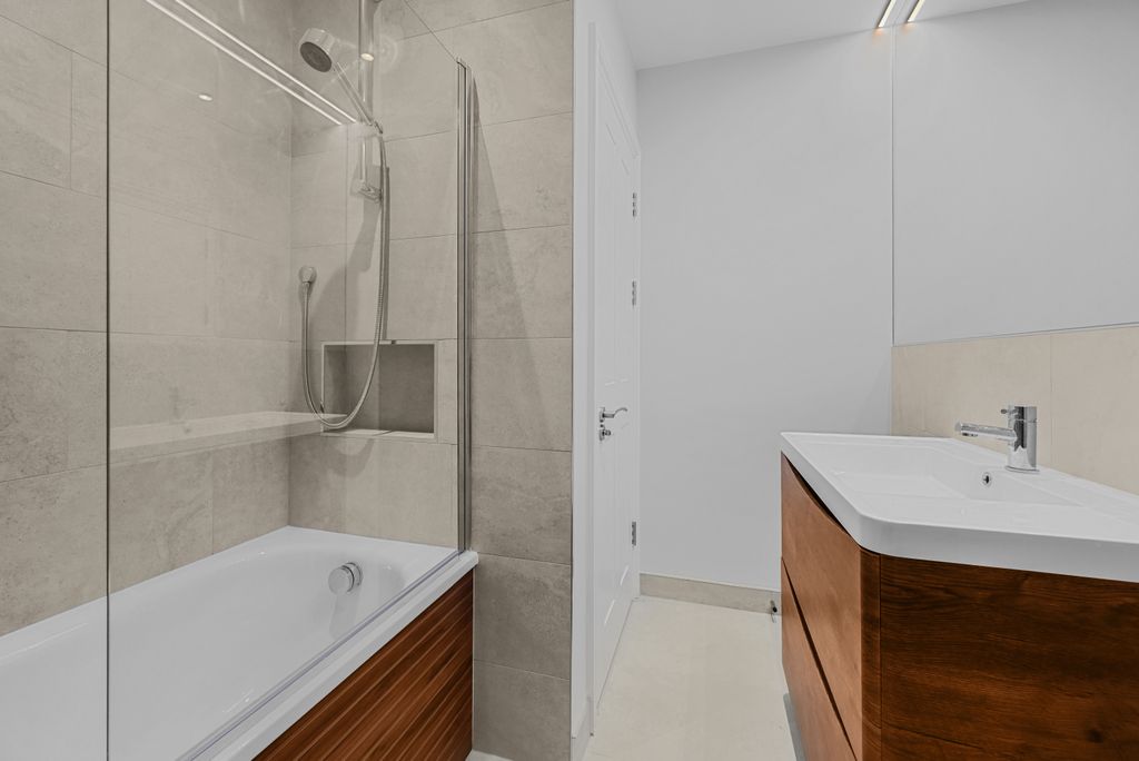 Property photo 2 of 15 02-13Cdgcham - 114A Fellows Road - Bathroom -Original (6).Jpg