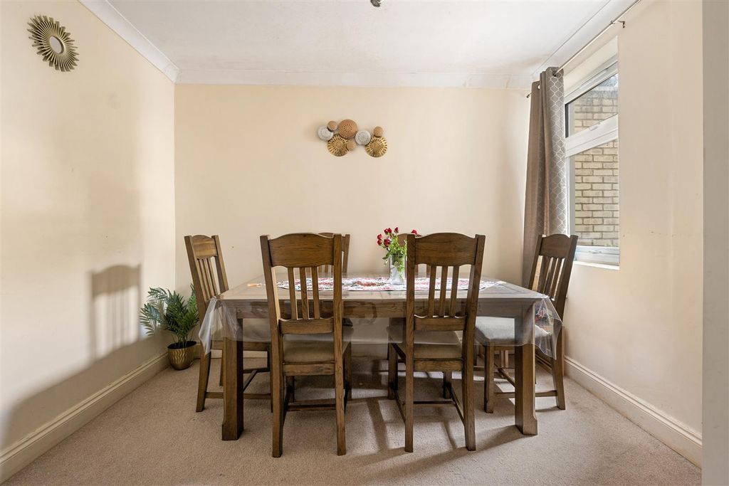 Property photo 3 of 24 Exmouth Road, E17