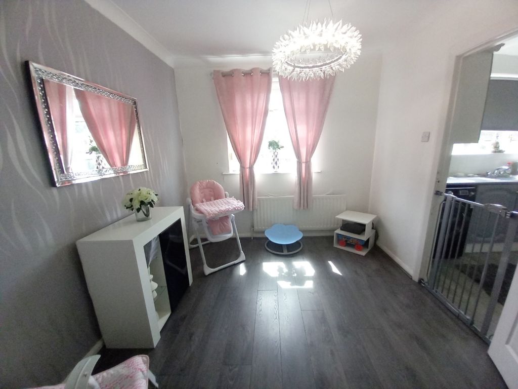 Property photo 3 of 11 Dining Area