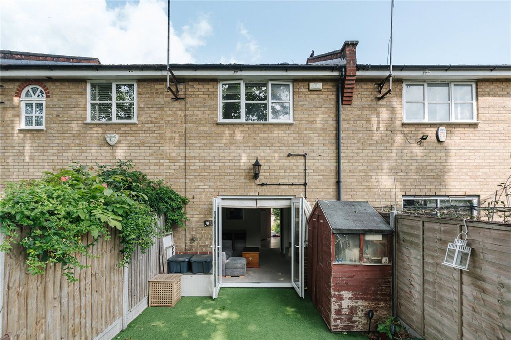 Property photo 3 of 13 Jackson Close, E9