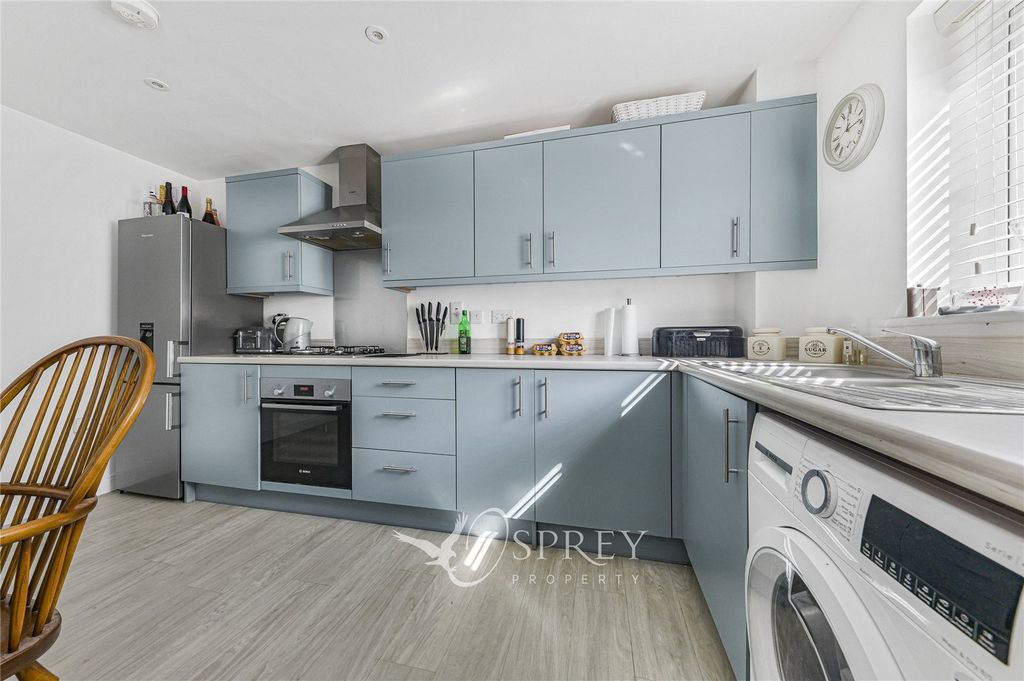 Property photo 3 of 11 Kitchen