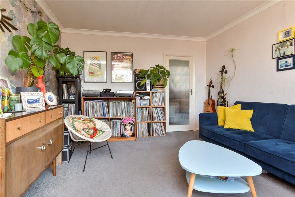 Property photo 1 of 11 Lounge