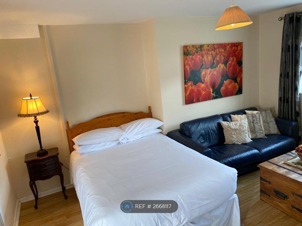 Property photo 1 of 10 Bedroom/Lounge