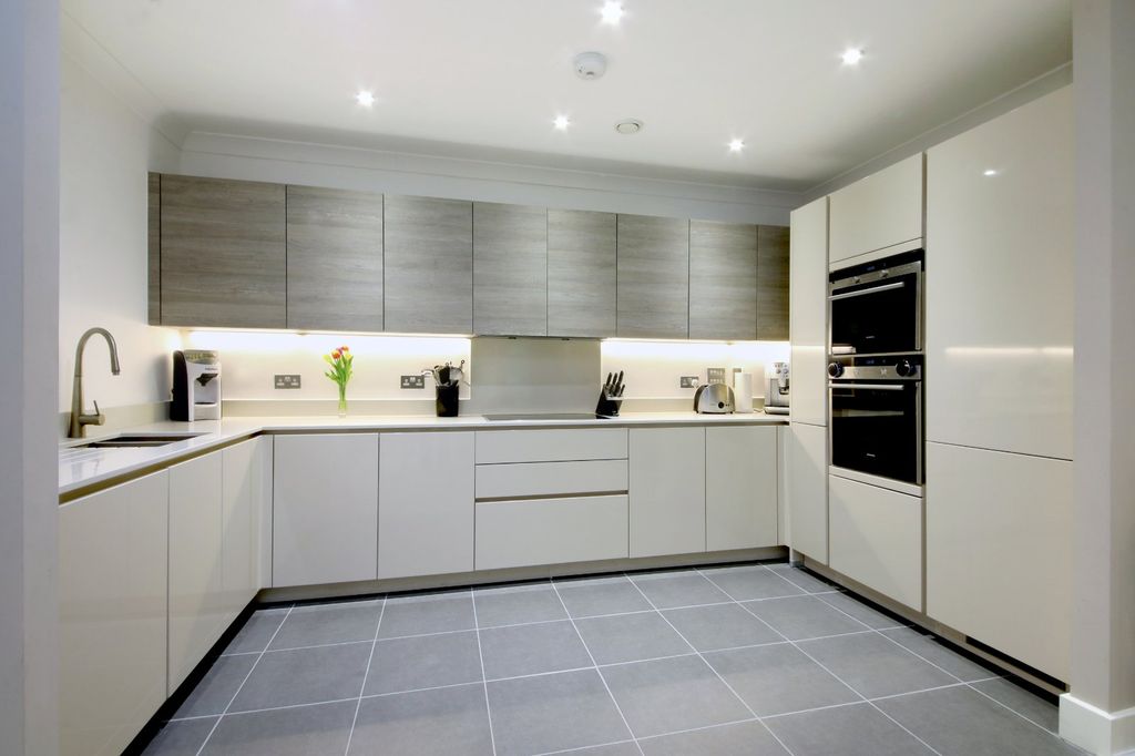 Property photo 3 of 12 Kitchen