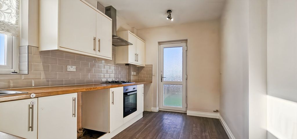 Property photo 2 of 11 Kitchen