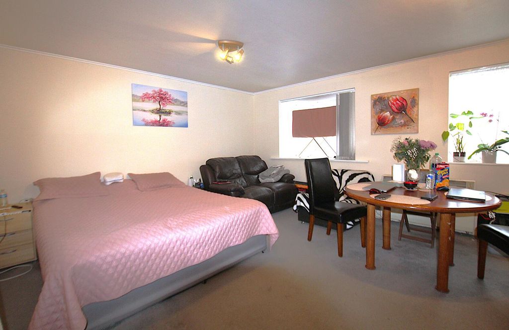 Property photo 2 of 7 Living Room