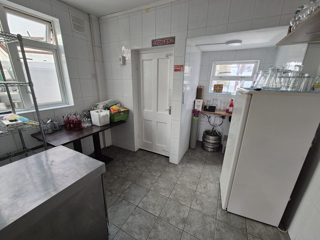 Property photo 3 of 10 Kitchen