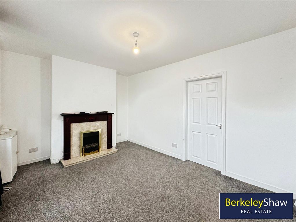 Property photo 3 of 14 Living Room (2)