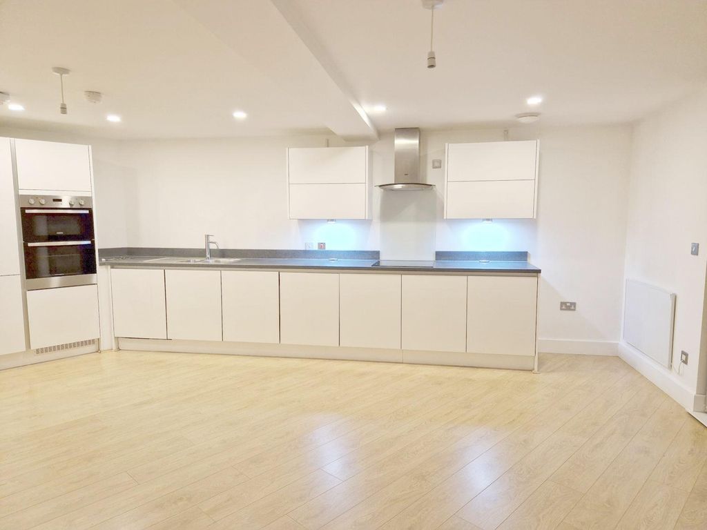 Property photo 1 of 13 2 Bedroom Flat For Rent In Bedford Road, Brixton Sw4