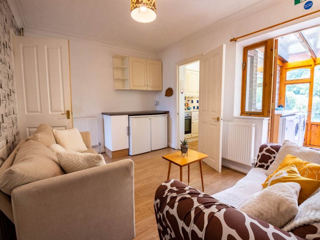 Property photo 1 of 19 125_Broadoak_Road_Canterbury-8