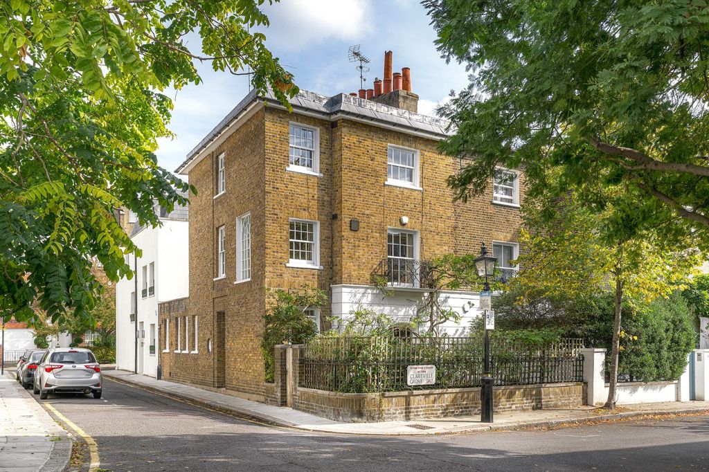 Property photo 1 of 16 Corner House