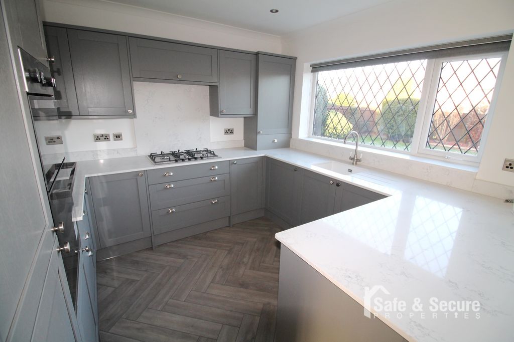 Property photo 3 of 12 Kitchen (2)