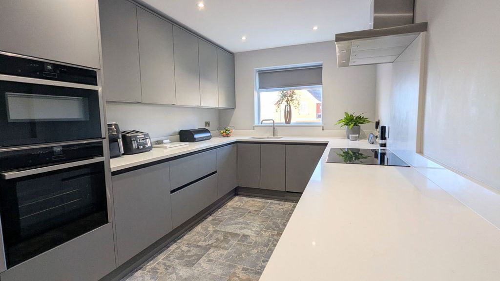 Property photo 2 of 32