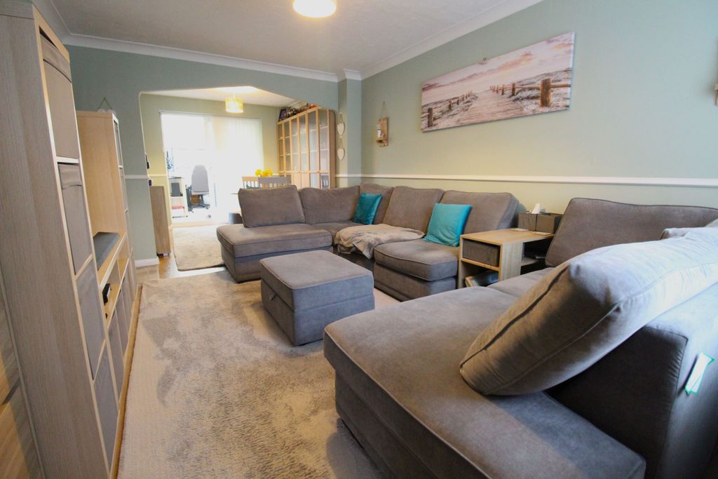 Property photo 3 of 15 Lounge